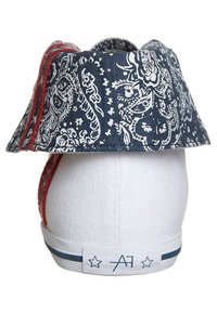 Plátěná teniska s bílou špičkou, tmavě modrým vzorovaným svrchním materiálem, červeným prošitím a logem s hvězdami na podrážce.