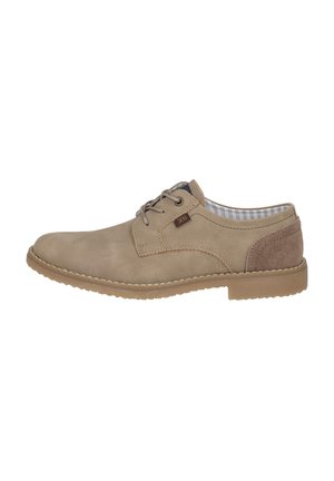 Zapatos de gamuza color tan con un acento en el talón de gamuza marrón, una suela plana de goma y un forro interior a cuadros en azul y blanco.