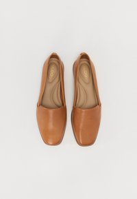 Brune lær slip-on sko med firkantet tådesign og glat tekstur. Har en polstret indersål for komfort. Brandlogoet er synligt indeni.