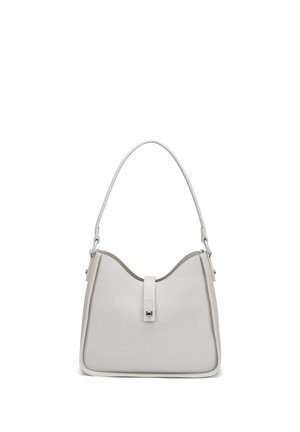 Borsa a mano in pelle bianca con una tracolla singola e chiusura centrale con fibbia, mostrata su uno sfondo bianco semplice.