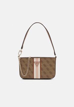 Braune Monogramm-Schultertasche mit goldener Kettendetail und zentralen vertikalen Streifen in Beige und Braun, mit einer dreieckigen Logo-Plakette.