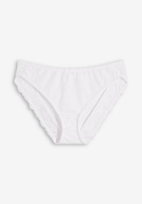 Culotte en coton blanc avec des détails en dentelle sur les côtés, présentant un bord festonné et un petit nœud au centre avant.