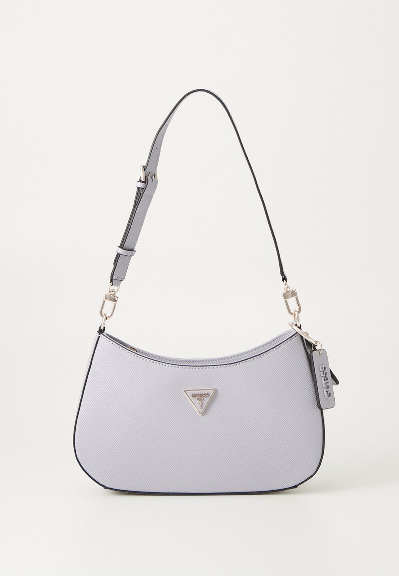 Bolso sintético gris claro con forma curvada, ribetes negros en contraste, placa de logo dorada y correa ajustable. Textura suave.