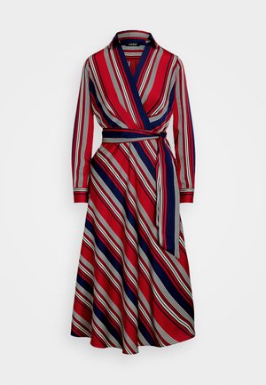 Abito a portafoglio rosso e navy con maniche lunghe, caratterizzato da righe diagonali e una vita con cintura. Tessuto liscio con accenti bianchi a contrasto.