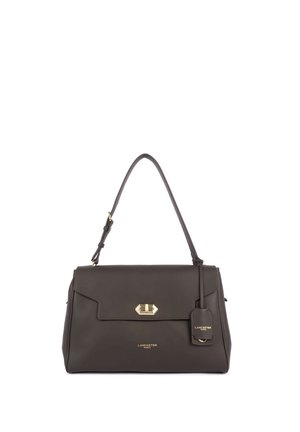 Sac à main en cuir brun foncé avec une poignée unique sur le dessus, un fermoir doré et une petite étiquette de bagage attachée embossée avec "Lancaster Paris."