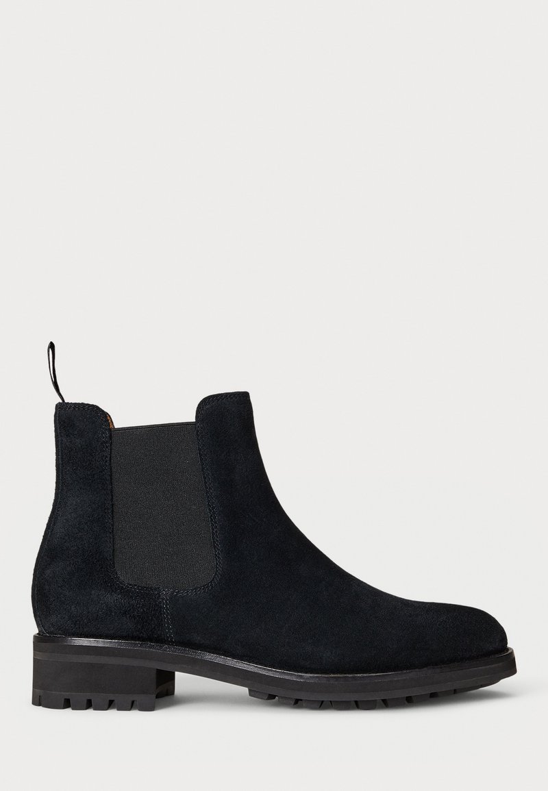 Botines Chelsea de ante negro con paneles laterales de elastano, tirador en el talón y suela de goma gruesa con tacón bajo.