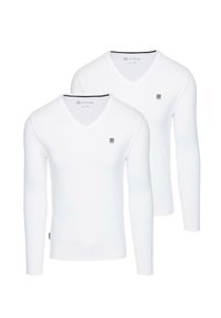 Twee lange mouwen, witte V-hals T-shirts in maat M, gemaakt van zacht, glad materiaal, met een klein logo op de borst en een contrasterende halslijn.