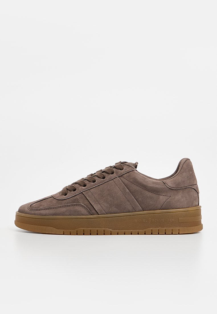 Braune Wildleder-Sneaker mit einem Low-Top-Design, runden Schnürsenkeln, einer gummierten Sohle und drei horizontalen Streifen an der Seite.
