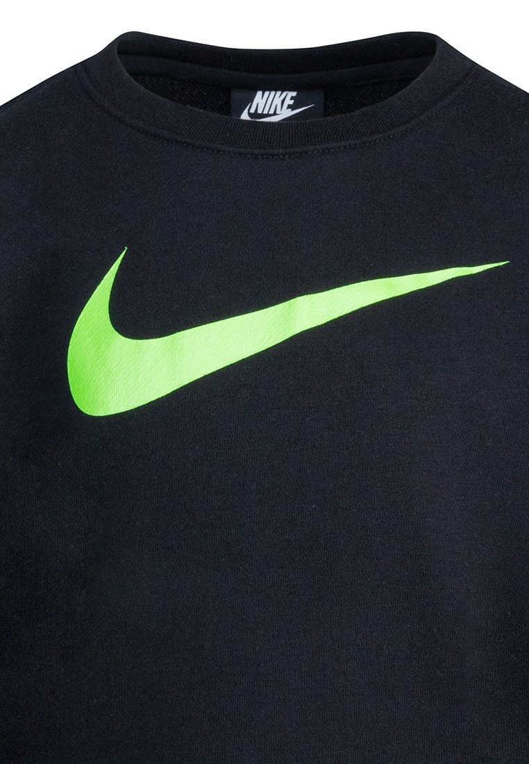 Schwarzer Sweatshirt mit Rundhalsausschnitt. An der Vorderseite befindet sich ein großes, leuchtend grünes Nike-Swoosh-Logo in der Mitte. Hergestellt aus weichem, strukturiertem Stoff.