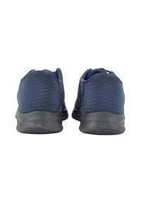 Zapatillas deportivas azules con una parte superior de malla texturizada, parte posterior redondeada y suela de goma negra, que cuentan con un diseño acolchado para mayor comodidad.