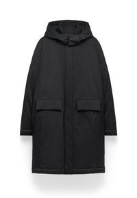 Czarna parka z kapturem o prostym kroju, z dwoma frontowymi kieszeniami, gładką teksturą oraz częściowym zapięciem na zamek.