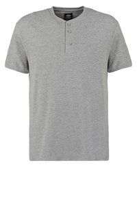 Grå kortärmad t-shirt med Henley-krage, tre-knappsknäppning och en texturerad kvalitet. Har en avslappnad passform och en avslappnad design.