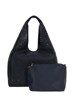 Donkerblauwe geperforeerde leren tote bag met brede handvatten, vergezeld van een bijpassende ritstas met een gladde textuur en een ronde vorm.