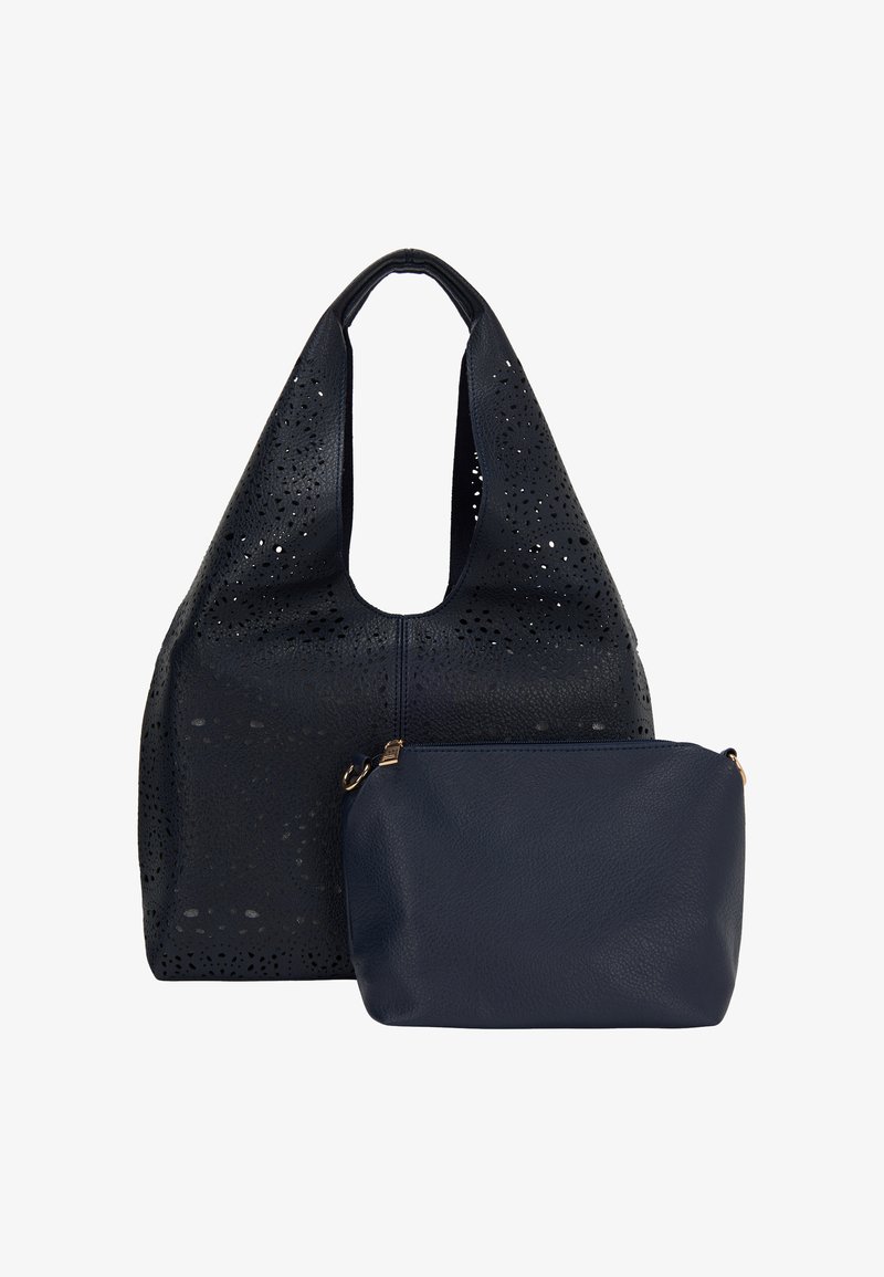 Sötétkék perforált bőrtáska széles fogantyúkkal, amelyhez egy sima felületű, kerek formájú, cipzáros tárca is tartozik.