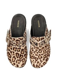 Leopardenmuster-Mules mit einer strukturierten Haar-auf-Haut-Oberfläche, ausgestattet mit einer schwarzen Sohle und einem goldenen Schnallenakzent an einem braunen Riemen.