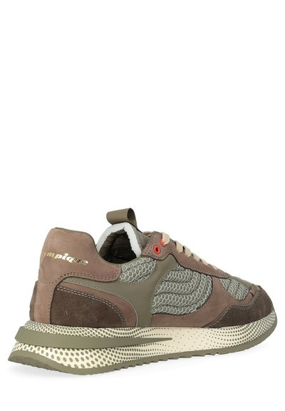 Sneaker marrone e oliva con mesh testurizzato, dettagli in suede, lacci crema, suola con motivo e marchio dorato "olympia" sulla parte posteriore.