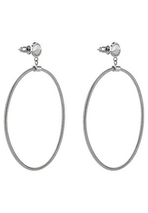 Zilveren oorbellen in de vorm van een ring met een gestructureerd ontwerp, met een gladde ronde vorm en een veilige sluiting voor bevestiging.