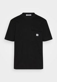 T-shirt noir en coton à manches courtes, col rond, poche avant et détail logo blanc embossé sur la poche.