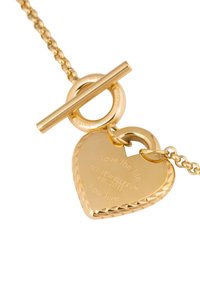 Pendentif en forme de cœur doré sur une chaîne à maillons, gravé avec "aime la vie" et "tu vis", avec un fermoir à bascule.