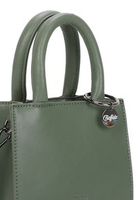 Sac à main en cuir vert avec des poignées arrondies, de forme rectangulaire, texture brillante et une étiquette métallique avec le logo "Buffalo" attachée.