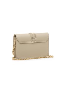 Beige Clutch aus Kunstleder mit einem goldenen Kettenriemen, verfügt über einen dekorativen, strukturierten Streifen auf der Vorderseite, rechteckige Form und Klappverschluss.