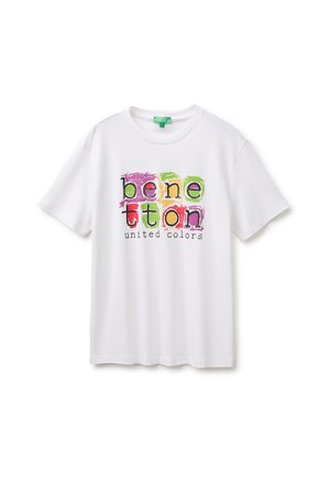 T-shirt bianca a manica corta con lettere a blocchi colorate che compongono "benetton" e testo "united colors" sotto, sul davanti.