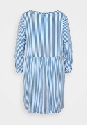 Sukienka z długim rękawem sięgająca do kolan, w pionowe niebiesko-białe pasy, z talią marszczoną i guzikami na mankietach, widziana od tyłu.