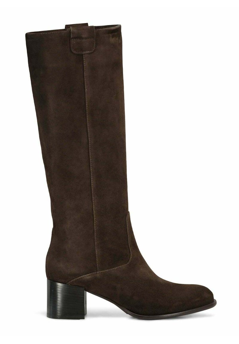 Botte en daim marron haute jusqu'au genou avec un talon carré, dotée d'un bout rond et d'un design à panneaux latéraux. Texture douce avec des accents matériels minimes.