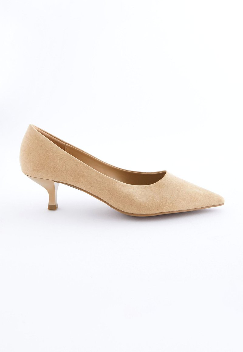 Next FOREVER COMFORT KITTEN HEEL COURT  REGULAR WIDE FIT - Klasszikus sarkú cipők - camel natural