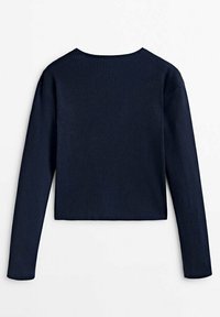 Mörkblå, ribbad, långärmad tröja med rund halsringning. Har en kort längd och mjuk textur som betonar en figurnära design.