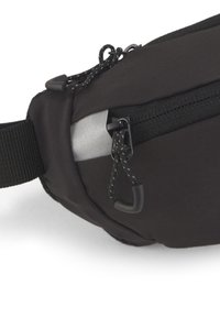 Sac banane en tissu noir avec une surface texturée, une poche zippée et une sangle réglable. Inclus un accent métallique argenté et du matériel noir.
