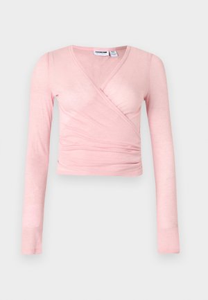 Ροζ ανοιχτόχρωμο, ριμπ, μακρυμάνικο κορμάκι με V-λαιμόκοψη και κοντό μήκος, απεικονισμένο σε επίπεδο, ουδέτερο φόντο.