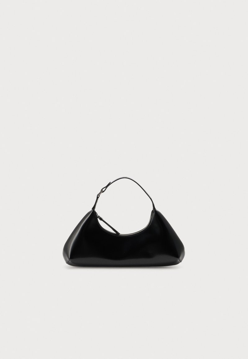 Petit sac à main en cuir noir de forme triangulaire arrondie avec une bandoulière ajustable, présenté sur fond blanc.