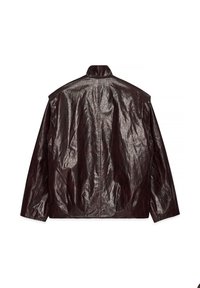 Giacca in pelle lucida marrone scuro vista da dietro, con maniche lunghe e un colletto a stand-up.