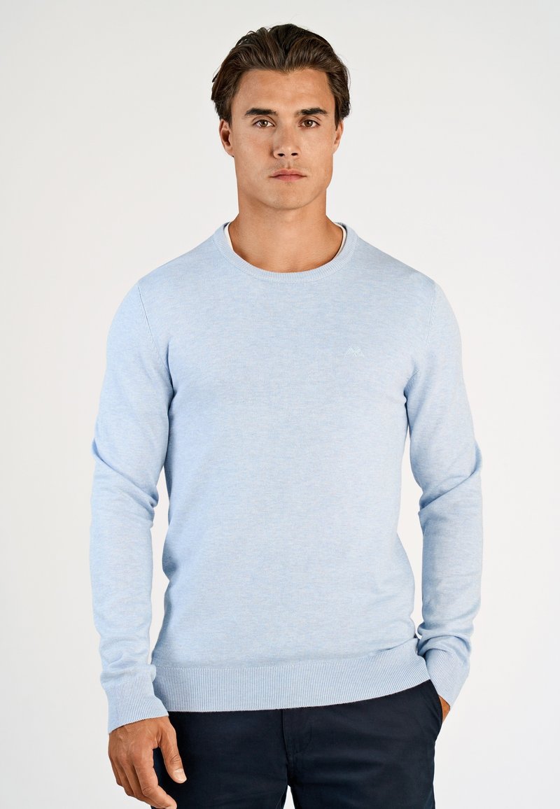 Hellblauer Pullover mit Rundhalsausschnitt aus einem weichen, strukturierten Stoff mit gerippten Bündchen an Ärmeln und Saum. Verfügt über eine dezente Logo-Stickerei auf der Brust.