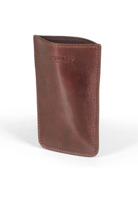 Porte-cartes en cuir marron avec une texture lisse, un haut arrondi et un logo de marque estampé. Présente des coutures précises le long des bords.
