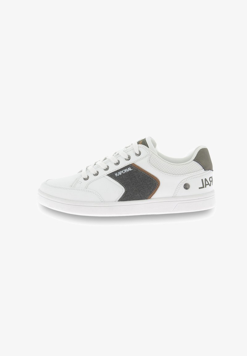 Baskets blanches avec un upper en cuir lisse, un panneau en tissu gris et une accents marron. Présente des lacets ronds et une semelle en caoutchouc texturée.