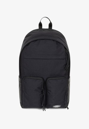 Czarny plecak Eastpak z dwiema przednimi kieszeniami na zamek, górnym przedziałem na zamek i uchwytem do noszenia na jednolitym białym tle.