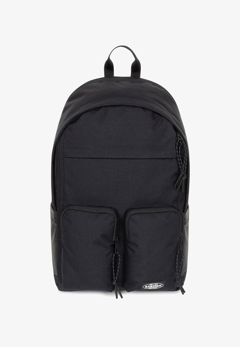 Czarny plecak Eastpak z dwiema przednimi kieszeniami na zamek, górnym przedziałem na zamek i uchwytem do noszenia na jednolitym białym tle.