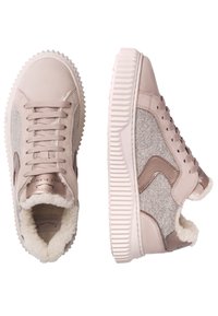 Lichtroze sneakers met een gestructureerd stoffen paneel, pluche binnenvoering en een gegroefd rubberen zool. Bevat decoratieve accenten in een donkerder roze.