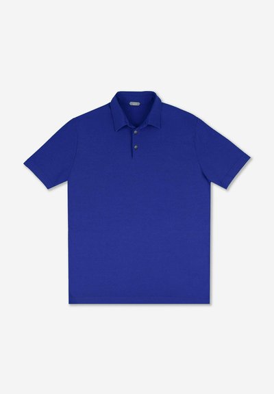 Polo de algodón azul, de manga corta, con cuello clásico, tapeta de tres botones y una textura suave y estructurada.