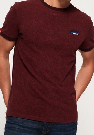 Camiseta de manga corta burdeos hecha de tejido texturizado, con un cuello redondo acanalado y un pequeño logo azul bordado en el pecho.