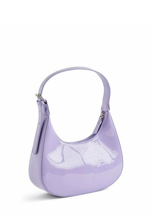 Sac à main lavande brillant avec une forme courbée, une courte bandoulière réglable et une fermeture éclair sur le dessus sur fond blanc.
