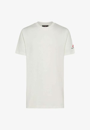 T-shirt bianca in cotone con maniche corte, scollatura rotonda e un piccolo logo rosso sulla manica sinistra. Tessuto liscio, vestibilità standard.