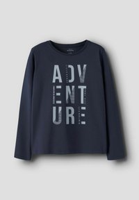 Marinelange mouw T-shirt van katoen, met een 'ADVENTURE' graphic in lichtgrijs, met verschillende lettertypes en texturen.
