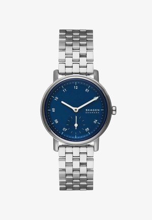 Skagen polshorloge met blauwe ronde wijzerplaat, zilveren metalen schakelen band, witte uur-, minuut- en secondewijzers, die de tijd 10:10:30 aangeven.