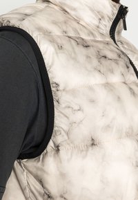 Redefined Rebel Smanicato - off-white