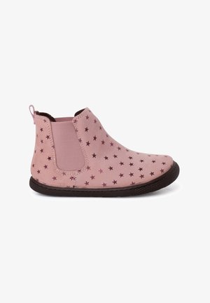 Bottine rose en daim avec motifs d'étoiles, panneaux élastiques sur les côtés, et semelle en caoutchouc texturée pour une meilleure adhérence. Conçue pour un enfilage facile.