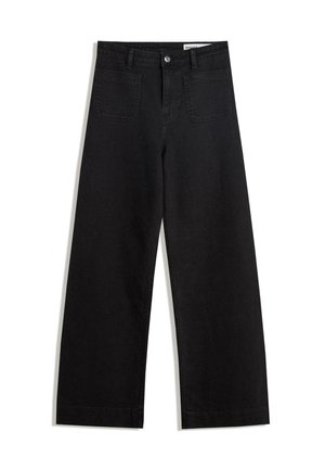 Czarne jeansy o szerokich nogawkach z przednimi kieszeniami naszywanymi, szlufkami na pasek i zapięciem na guzik w pasie.