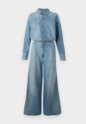 Combinaison en jean avec chemise et pantalon wide-leg de couleur bleu clair. Comprend un col, une fermeture à boutons sur le devant, des manches longues et une taille ceinturée pour un ajustement parfait.